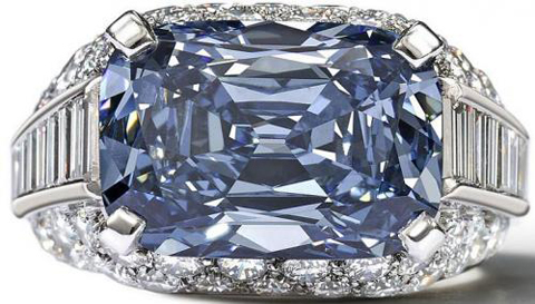 Viên kim cương xanh 5,3 carat được gắn trên chiếc nhẫn của hãng Bvlgari vừa được mua với giá 9,5 triệu USD.
